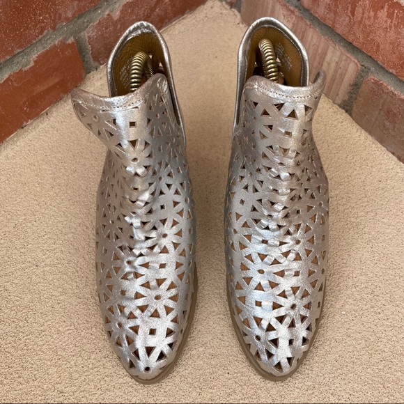 🆕Musse & Cloud Silver Leather Cutout Booties Sz 6 - Picture 5 of 13